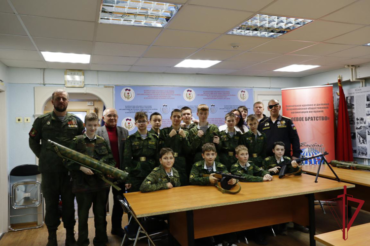 Росгвардейцы организовали экскурсию для кадетов в Петропавловске-Камчатском