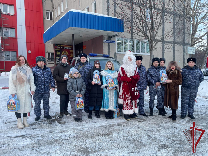 Росгвардейцев поздравили с Новым годом участники Движения Первых Камчатки