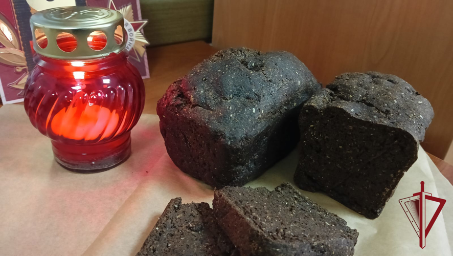 Росгвардейцы испекли блокадный хлеб для камчатских школьников