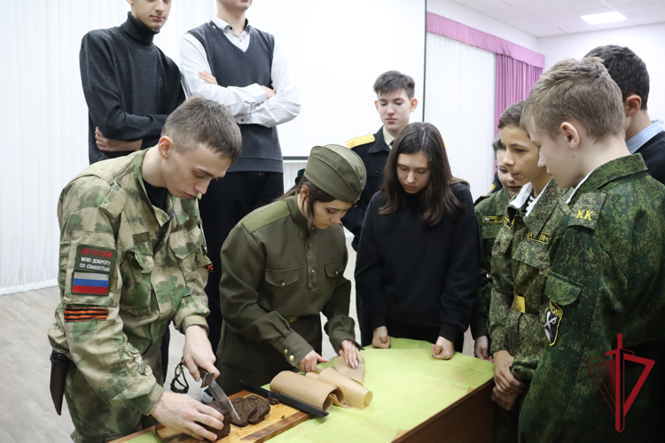 Росгвардейцы испекли блокадный хлеб для камчатских школьников