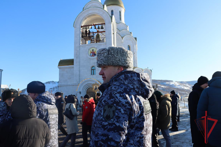 На Камчатке росгвардейцы приняли участие в Рождественском Крестном ходе 