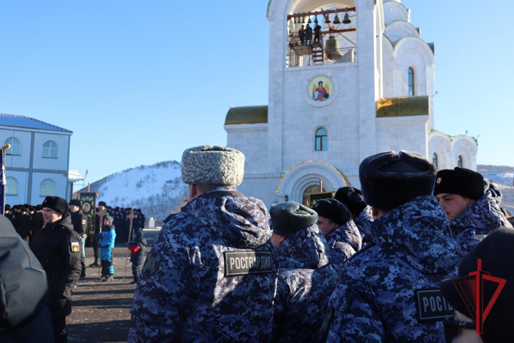 На Камчатке росгвардейцы приняли участие в Рождественском Крестном ходе 