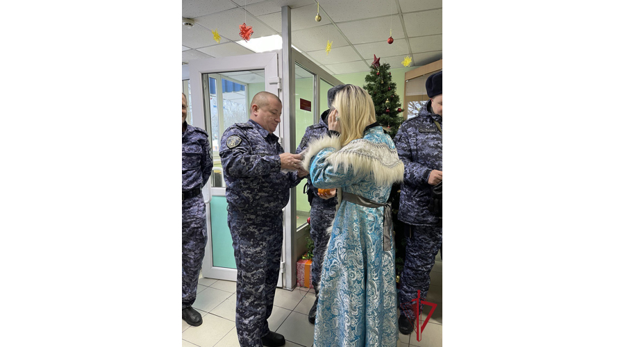 Росгвардейцев поздравили с Новым годом участники Движения Первых Камчатки