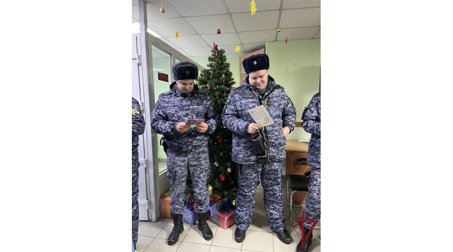 Росгвардейцев поздравили с Новым годом участники Движения Первых Камчатки
