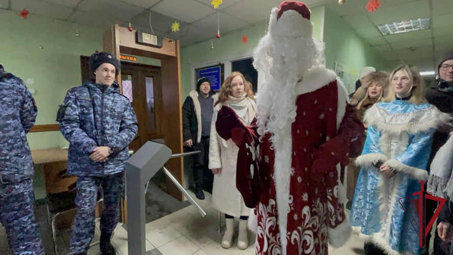 Росгвардейцев поздравили с Новым годом участники Движения Первых Камчатки