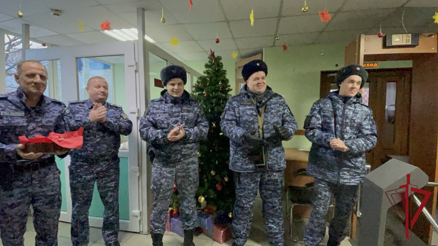 Росгвардейцев поздравили с Новым годом участники Движения Первых Камчатки