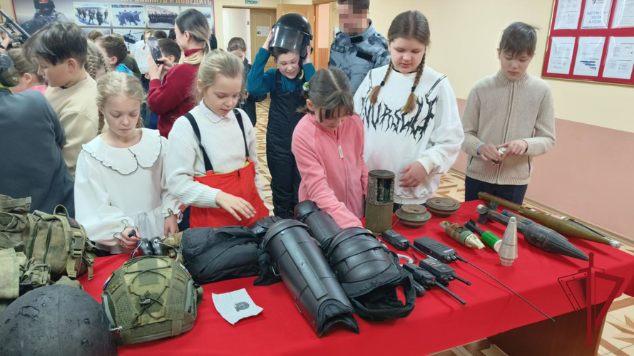 ОМОН «Гейзер» провел дни открытых дверей для камчатских школьников
