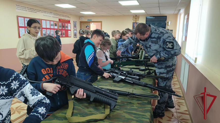 ОМОН «Гейзер» провел дни открытых дверей для камчатских школьников