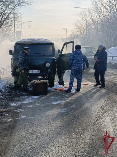 На Камчатке росгвардейцы помогли потушить загоревшийся автомобиль
