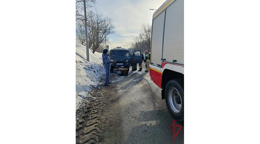 На Камчатке росгвардейцы помогли потушить загоревшийся автомобиль