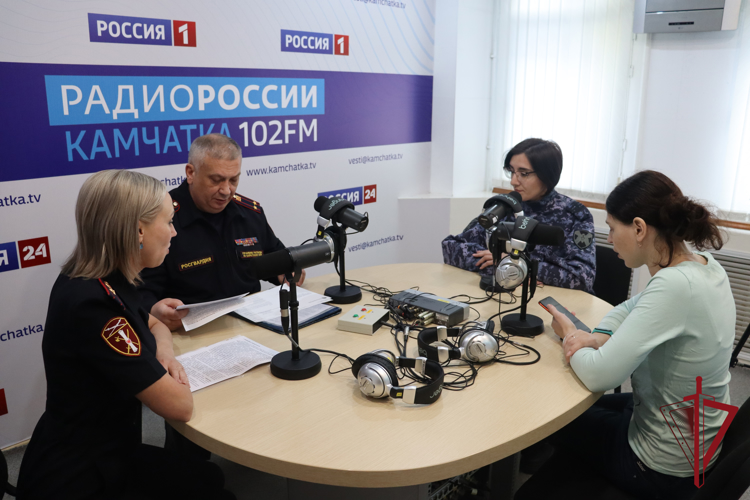 На Камчатке офицеры Росгвардии рассказали об основах законодательства в области оборота оружия в эфире «Радио России Камчатка»