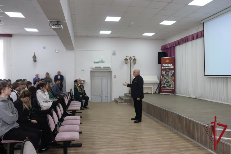 На Камчатке ветераны войск правопорядка провели Урок Мужества
