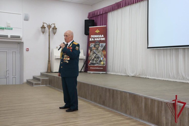 На Камчатке ветераны войск правопорядка провели Урок Мужества