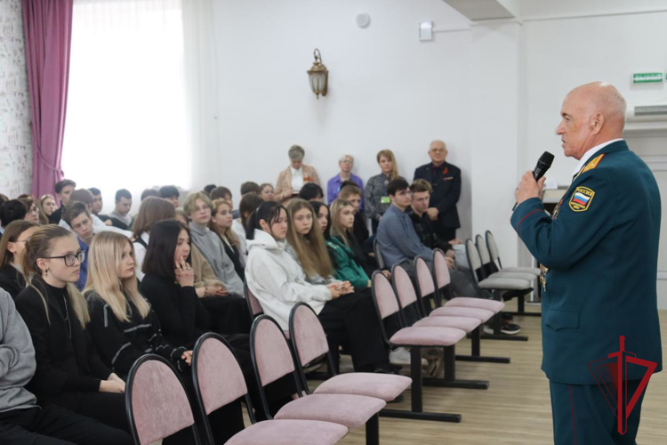 На Камчатке ветераны войск правопорядка провели Урок Мужества