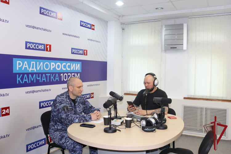 На Камчатке офицер Росгвардии стал гостем студии «Радио России Камчатка»