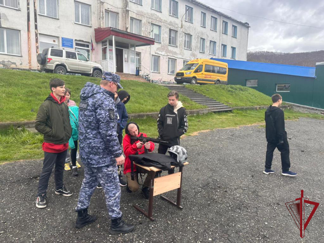 Сотрудники и ветераны Росгвардии в рамках акции «Дорогою добра» поздравили детей из Камчатского детского дома