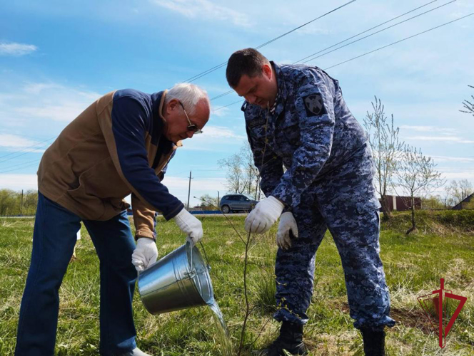 На Камчатке росгвардейцы присоединились к акции «Сад памяти»