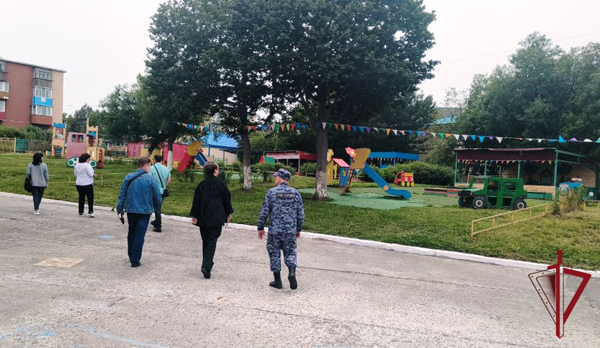 На Камчатке Росгвардия проверяет образовательные учреждения