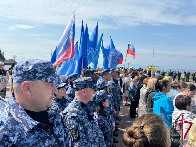 На Камчатке росгвардейцы приняли участие в мероприятии, посвященном Дню Флага России