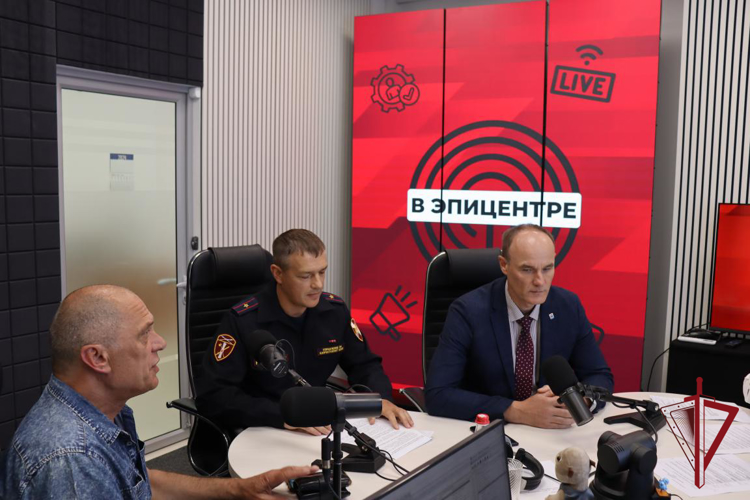 Офицер Росгвардии в прямом эфире рассказал жителям Камчатки о правилах безопасного обращения с огнестрельным оружием