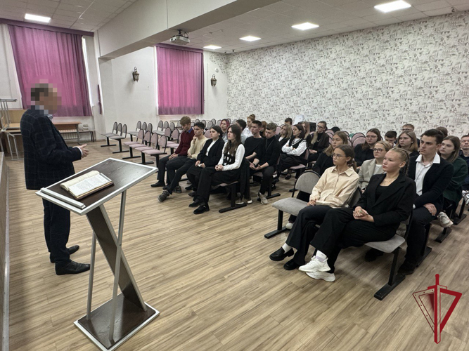 На Камчатке офицер Росгвардии провел «Урок безопасности» для учащихся средней школы № 7