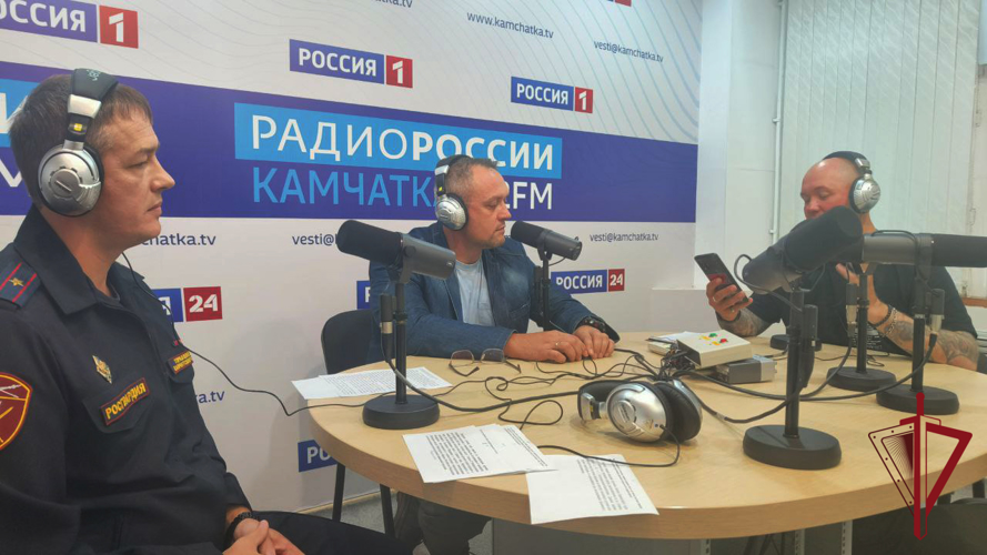 Росгвардия напомнила правила обращения с оружием в эфире «Радио России Камчатка»