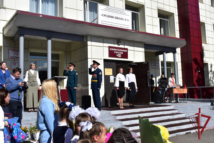 На Камчатке офицер Росгвардии поздравил школьников с началом учебного года