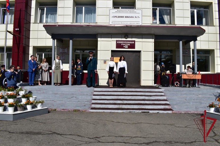 На Камчатке офицер Росгвардии поздравил школьников с началом учебного года
