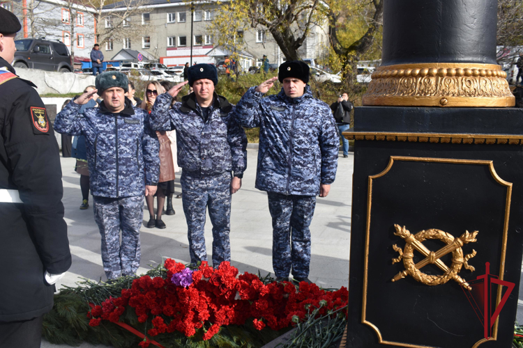 Росгвардейцы возложили цветы к старейшему памятнику на Дальнем Востоке