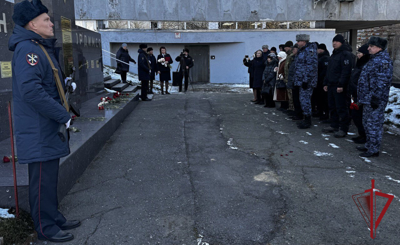Росгвардейцы на Камчатке почтили память коллег, погибших при выполнении служебного долга