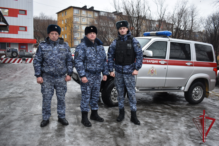 На Камчатке росгвардейцы задержали нетрезвого мужчину, забравшегося в алкомаркет