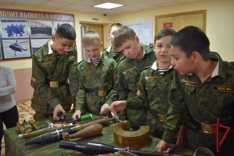 Для камчатских школьников ОМОН Росгвардии провел дни открытых дверей 