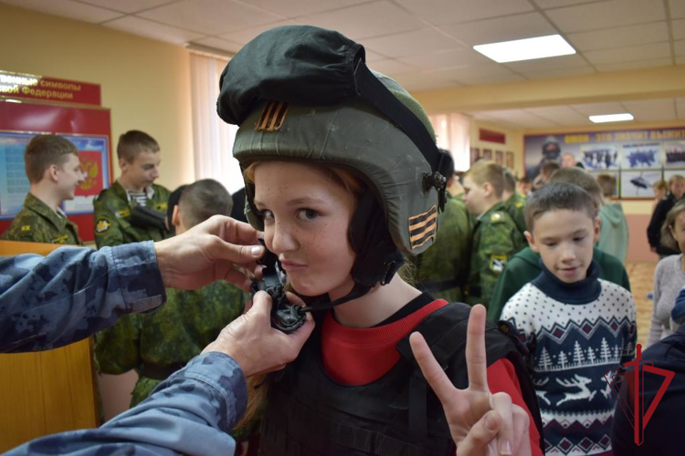 Для камчатских школьников ОМОН Росгвардии провел дни открытых дверей 