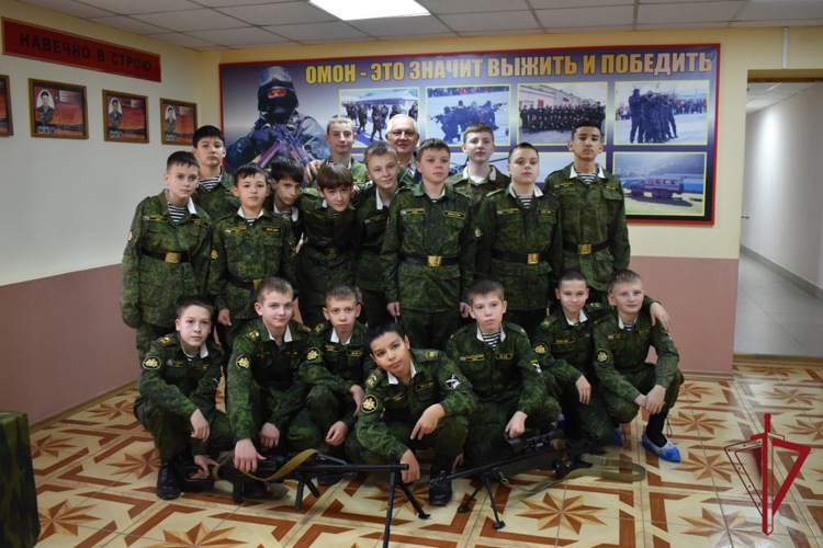 Для камчатских школьников ОМОН Росгвардии провел дни открытых дверей 