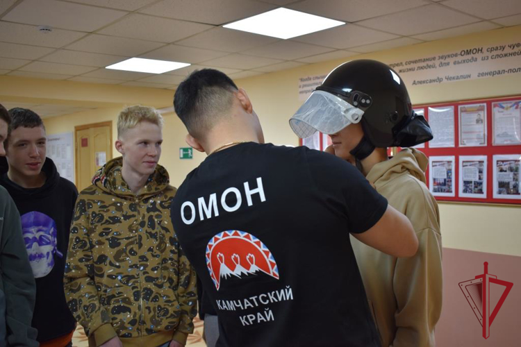 Для камчатских школьников ОМОН Росгвардии провел дни открытых дверей 