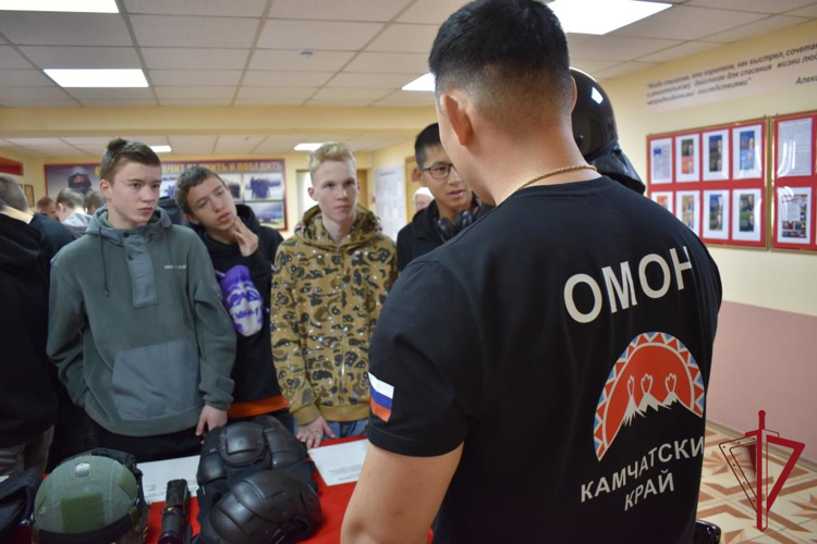 Для камчатских школьников ОМОН Росгвардии провел дни открытых дверей 