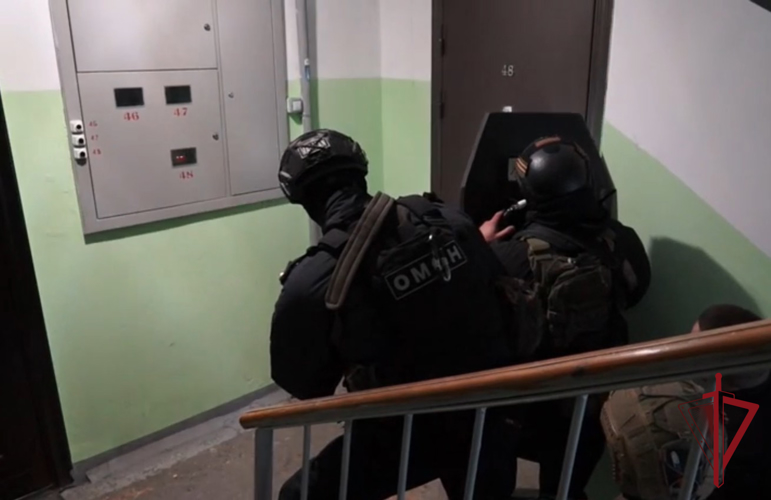 На Камчатке при поддержке Росгвардии задержали мужчину, который насильно удерживал женщину в квартире