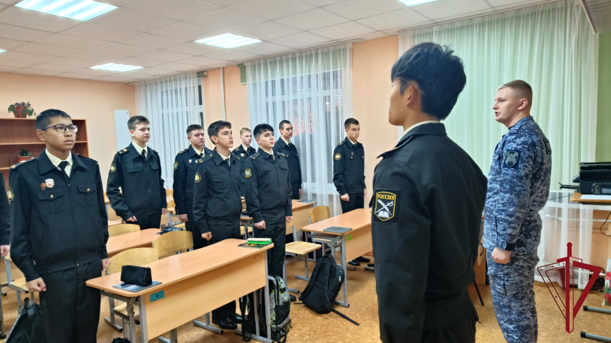 Росгвардейцы рассказали камчатским школьникам о легендарном оружейном конструкторе 