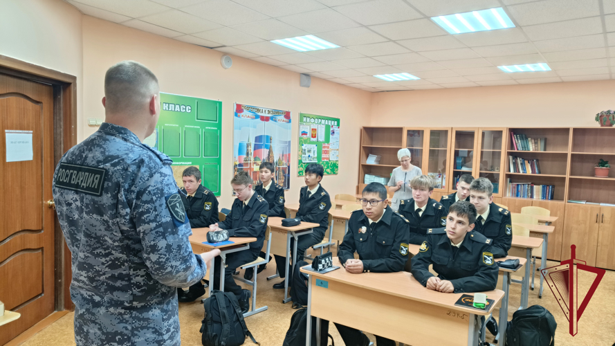Росгвардейцы рассказали камчатским школьникам о легендарном оружейном конструкторе 