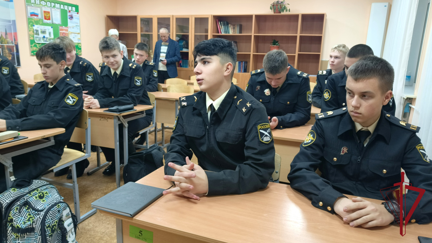 Росгвардейцы рассказали камчатским школьникам о легендарном оружейном конструкторе 