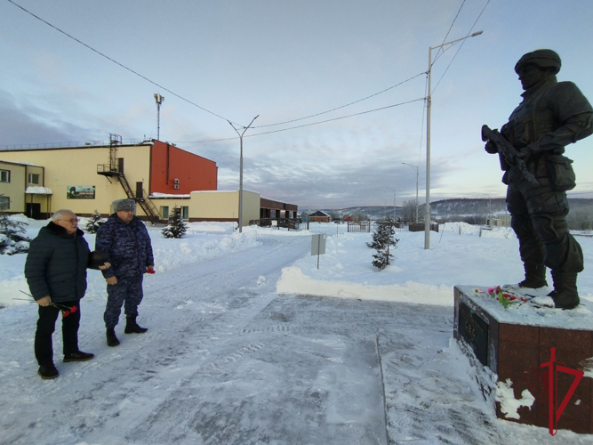 В День Героев Отчества росгвардейцы возложили цветы к памятнику участникам СВО на Камчатке