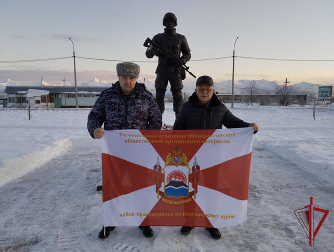 В День Героев Отчества росгвардейцы возложили цветы к памятнику участникам СВО на Камчатке