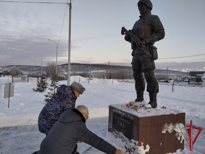 В День Героев Отчества росгвардейцы возложили цветы к памятнику участникам СВО на Камчатке