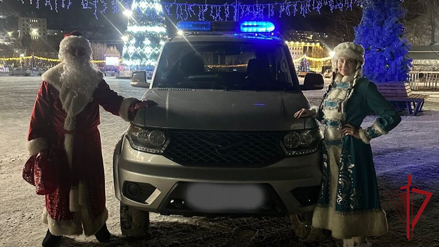 На Камчатке детей росгвардейцев поздравил «Дед Мороз специального назначения»