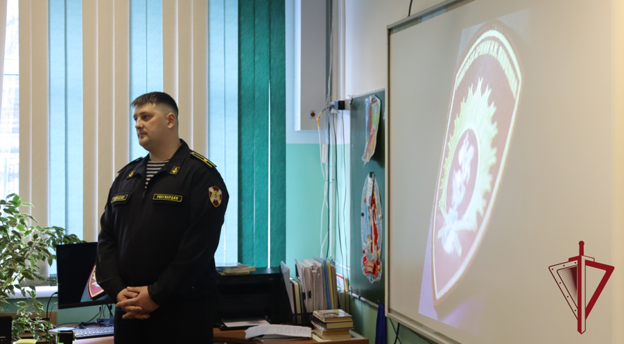  На Камчатке офицер Росгвардии провел урок профориентации для старшеклассников
