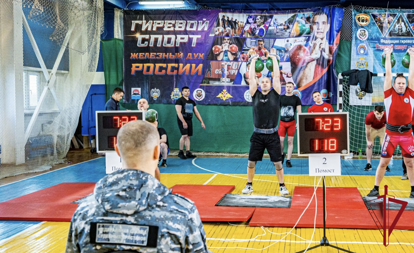 Офицер Росгвардии стал победителем соревнований по гиревому спорту на Камчатке