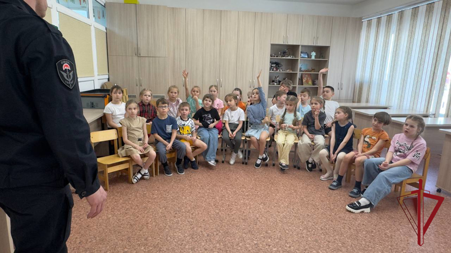 На Камчатке офицер Росгвардии провел патриотическое занятие для школьников 