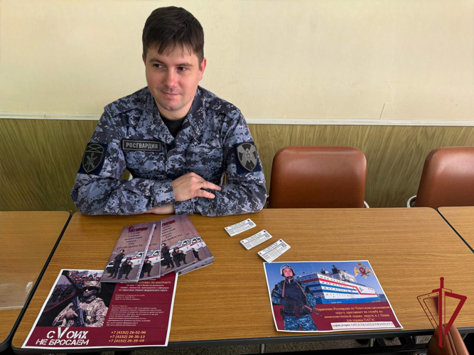 На Камчатке Росгвардия приняла участие в ярмарке вакансий для студентов 
