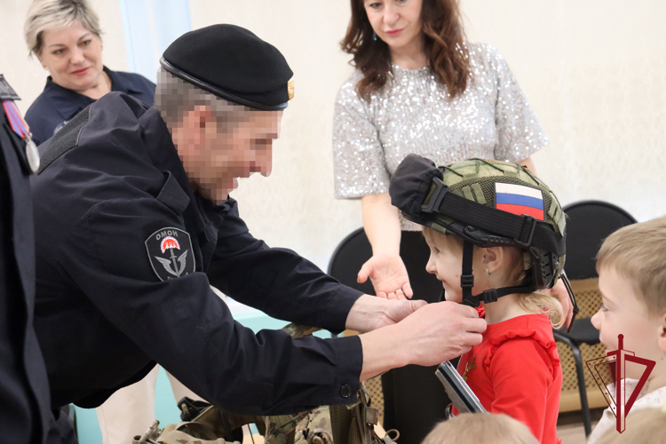  Юные камчатцы встретились с офицерами ОМОН «Гейзер» Росгвардии