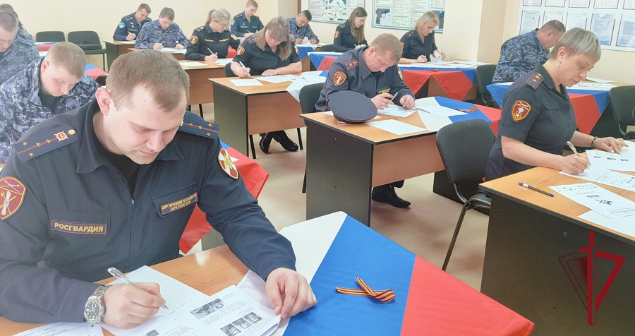 На Камчатке росгвардейцы написали «Диктант Победы»